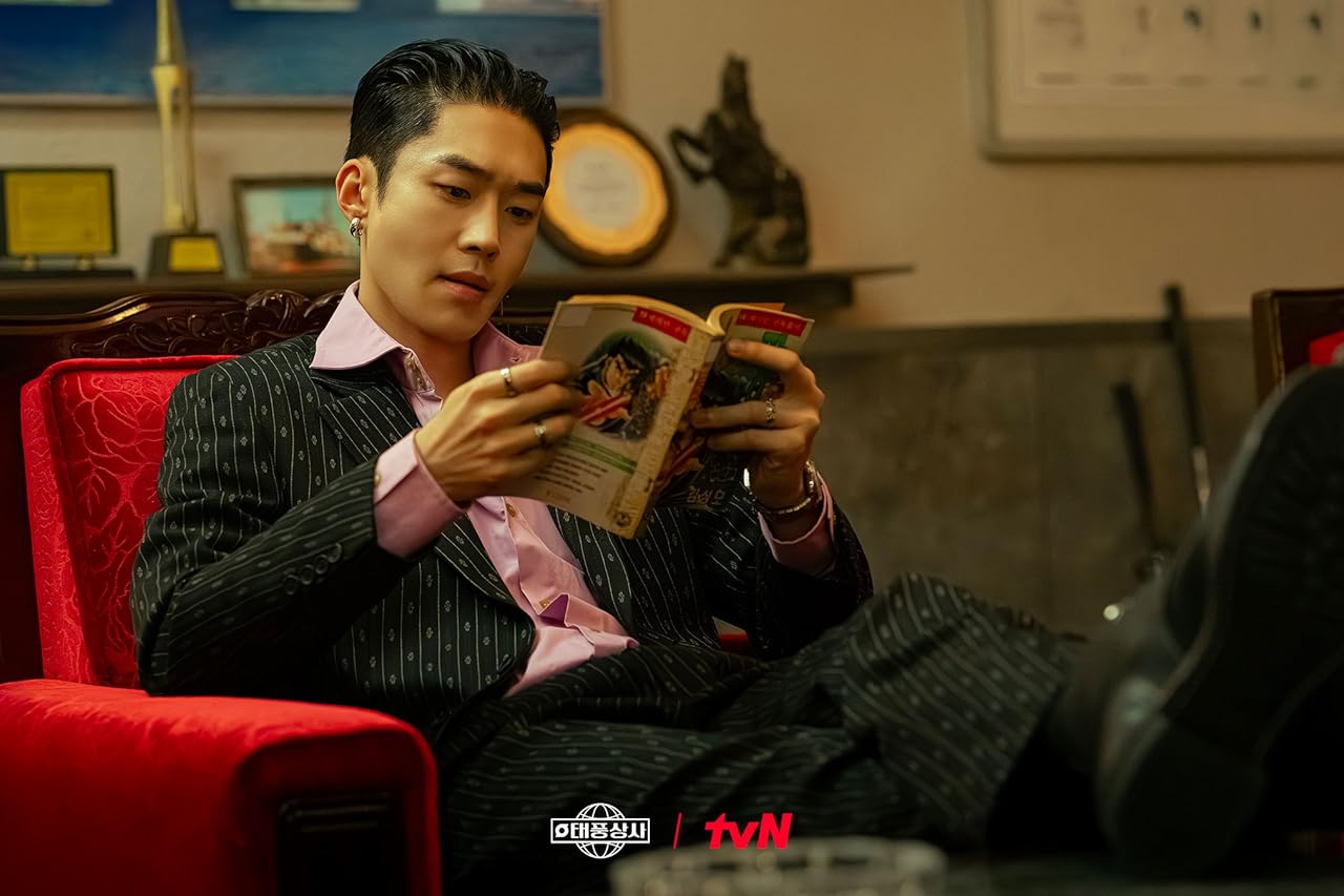 Сцена из фильма Босс компании «Тайфун» / Taepungsangsa Сцена из фильма Босс компании «Тайфун» / Taepungsangsa