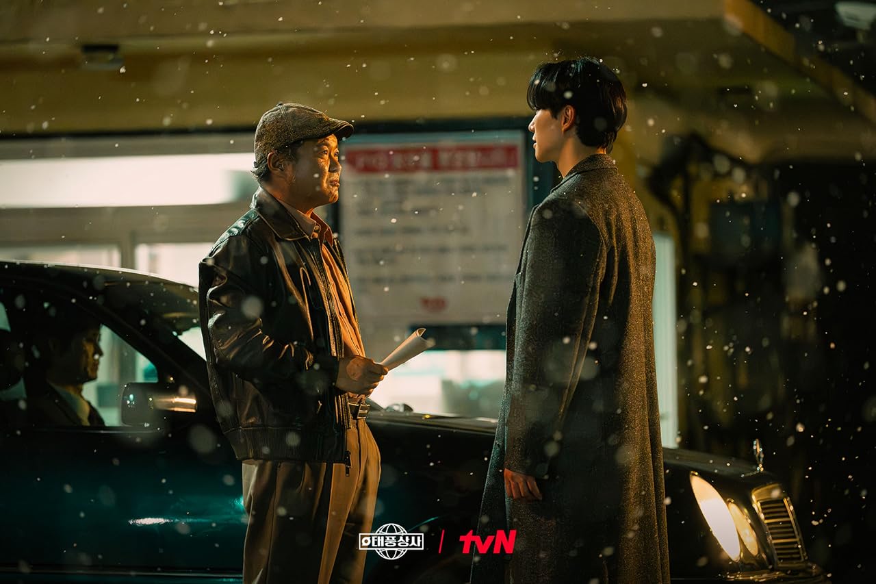 Сцена из фильма Босс компании «Тайфун» / Taepungsangsa Сцена из фильма Босс компании «Тайфун» / Taepungsangsa