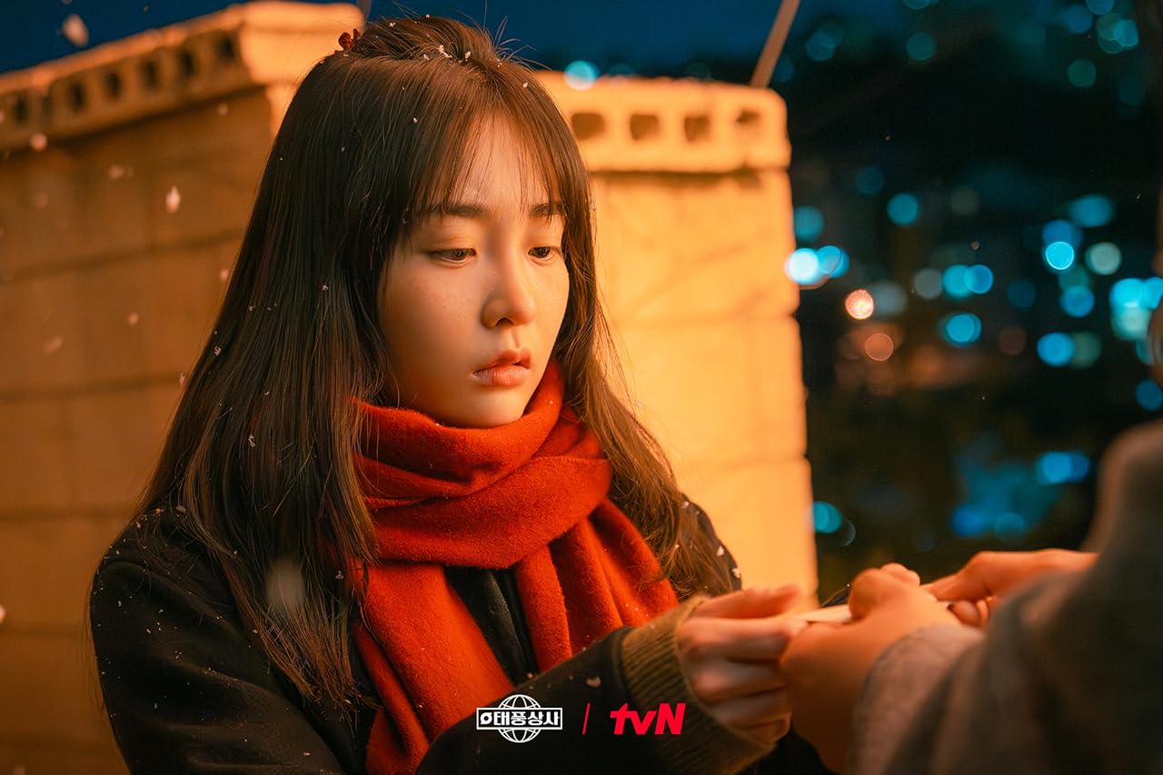 Сцена из фильма Босс компании «Тайфун» / Taepungsangsa Сцена из фильма Босс компании «Тайфун» / Taepungsangsa