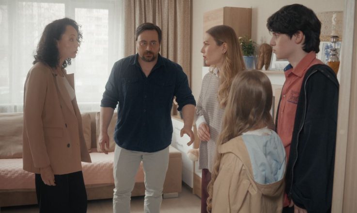 Сцена из фильма Ведь мы семья Сцена из фильма Ведь мы семья