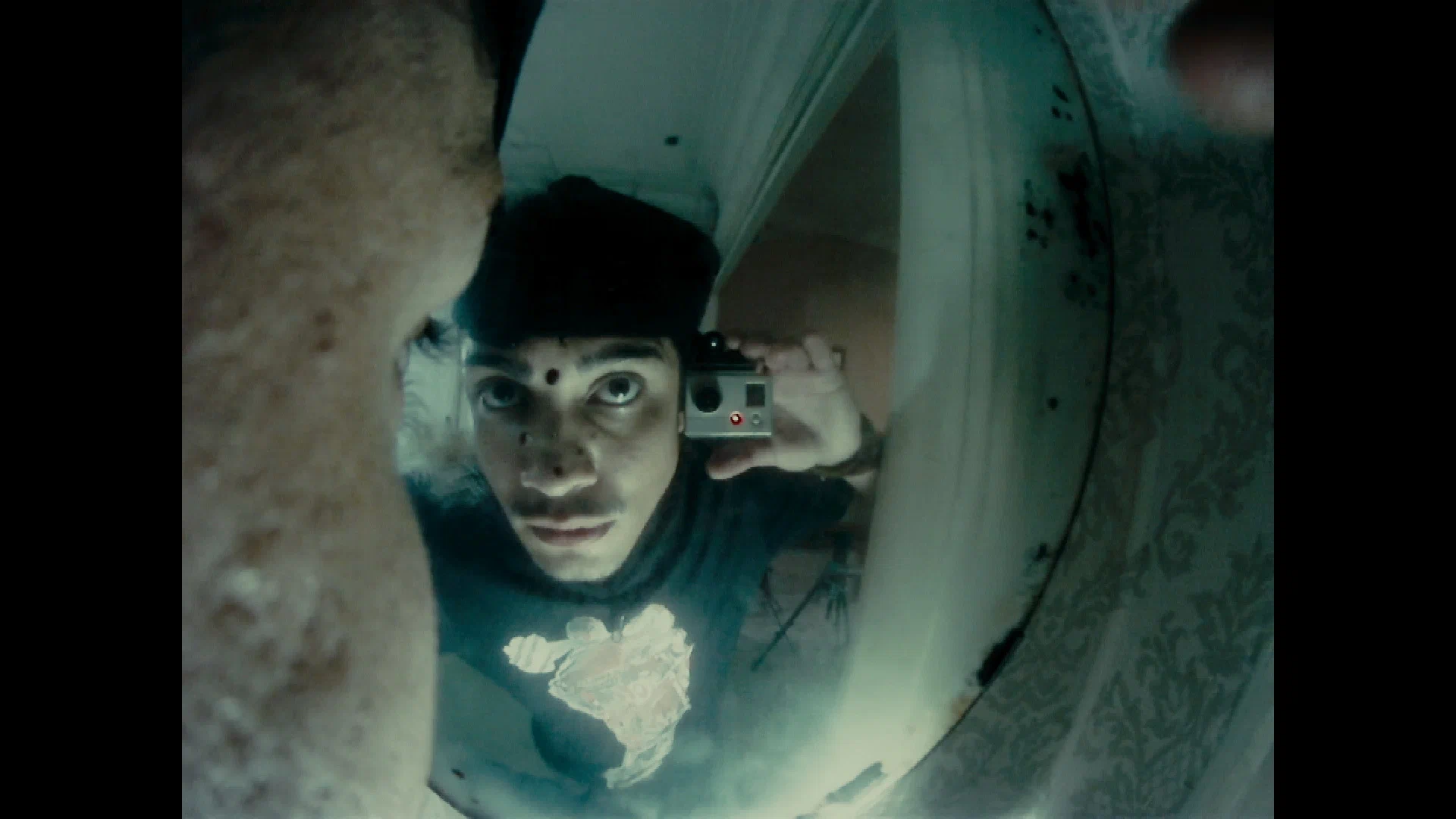 Кадр из фильма Квартира 143 / Emergo Кадр из фильма Квартира 143 / Emergo