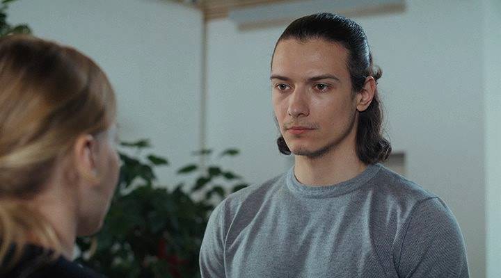 Сцена из фильма Ведь мы семья Сцена из фильма Ведь мы семья