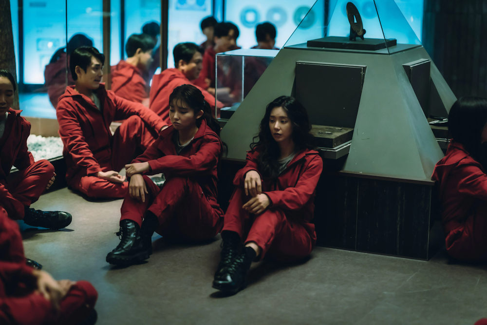 Сцена из фильма Бумажный дом: Корея / Jongiui jip: gongdonggyeongjeguyeok Сцена из фильма Бумажный дом: Корея / Jongiui jip: gongdonggyeongjeguyeok