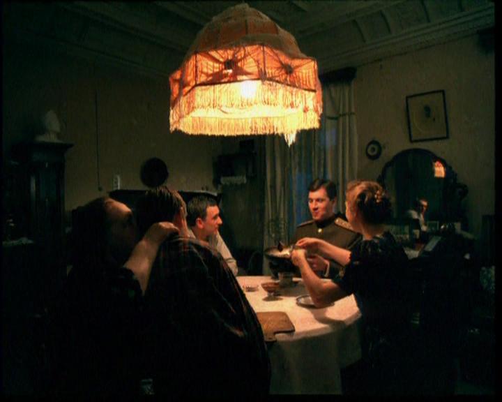 Кадр из фильма Железный занавес Кадр из фильма Железный занавес