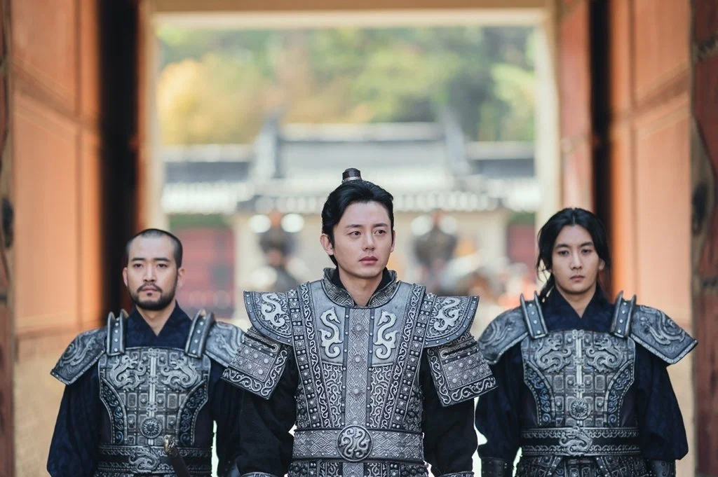 Кадр из фильма Лунная река (Река, где восходит луна) / River Where the Moon Rises (Dalyi Ddeuneun Gang) Кадр из фильма Лунная река (Река, где восходит луна) / River Where the Moon Rises (Dalyi Ddeuneun Gang)