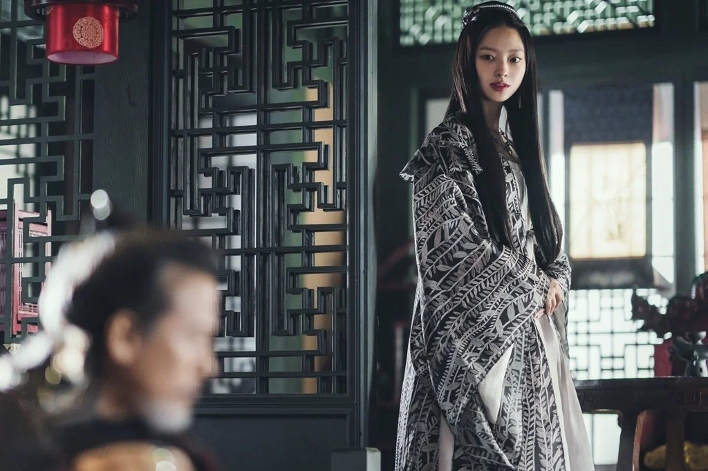 Кадр из фильма Лунная река (Река, где восходит луна) / River Where the Moon Rises (Dalyi Ddeuneun Gang) Кадр из фильма Лунная река (Река, где восходит луна) / River Where the Moon Rises (Dalyi Ddeuneun Gang)