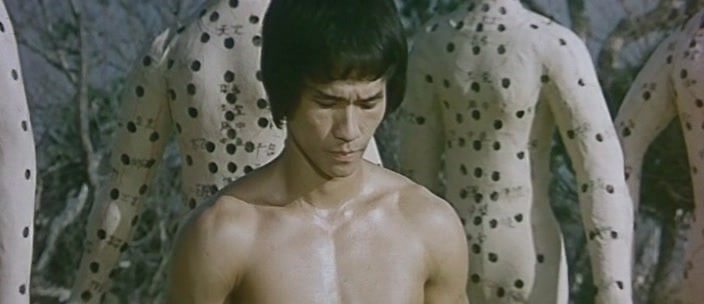 Кадр из фильма Брюс и кунг-фу монастыря Шао-Линь / Da mo tie zhi gong Кадр из фильма Брюс и кунг-фу монастыря Шао-Линь / Da mo tie zhi gong
