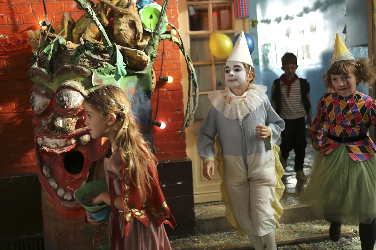 Кадр из фильма Загадочные убийства Агаты Кристи / Les petits meurtres d'Agatha Christie Кадр из фильма Загадочные убийства Агаты Кристи / Les petits meurtres d'Agatha Christie