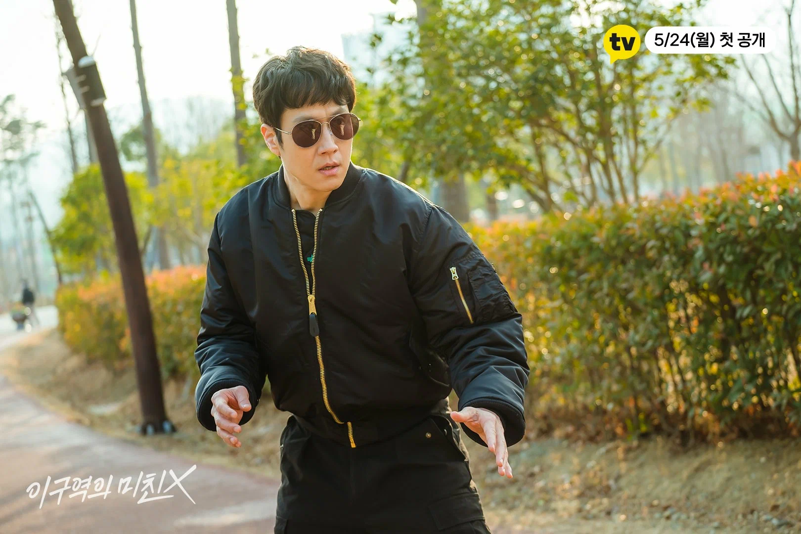 Сцена из фильма Сумасшедший парень этого района / Yi Guyeokui Michin X Сцена из фильма Сумасшедший парень этого района / Yi Guyeokui Michin X