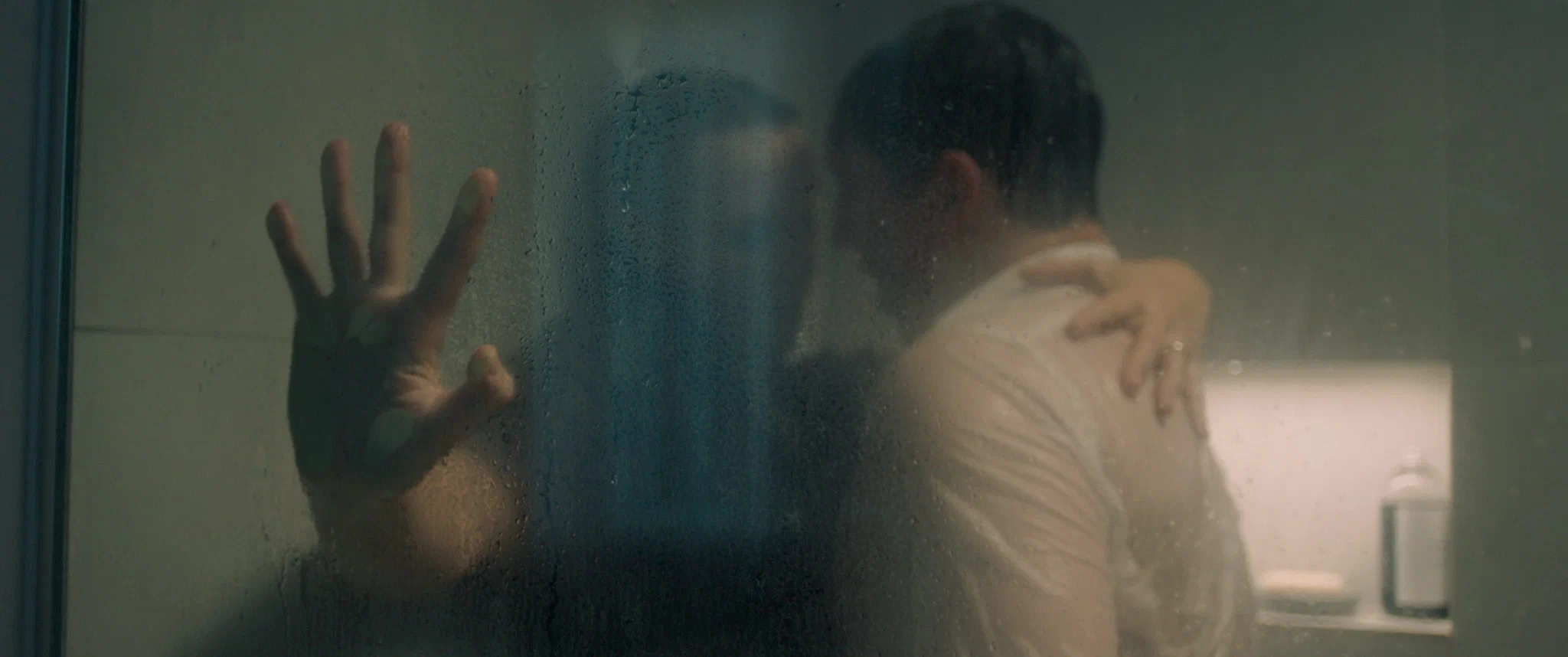 Кадр из фильма В постели с незнакомцем / The Stranger in Our Bed Кадр из фильма В постели с незнакомцем / The Stranger in Our Bed