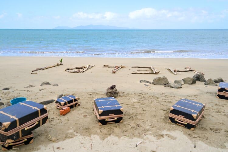 Кадр из фильма Затерянные в раю / Lost in Paradise Кадр из фильма Затерянные в раю / Lost in Paradise