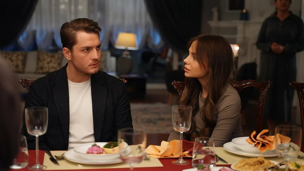 Кадр из фильма Под одним дождём / Ayni Yagmur Altinda Кадр из фильма Под одним дождём / Ayni Yagmur Altinda