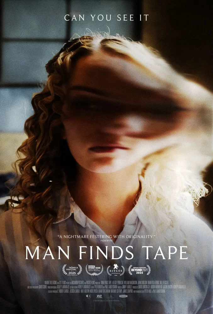 Постер к фильму Человек находит кассету / Man Finds Tape