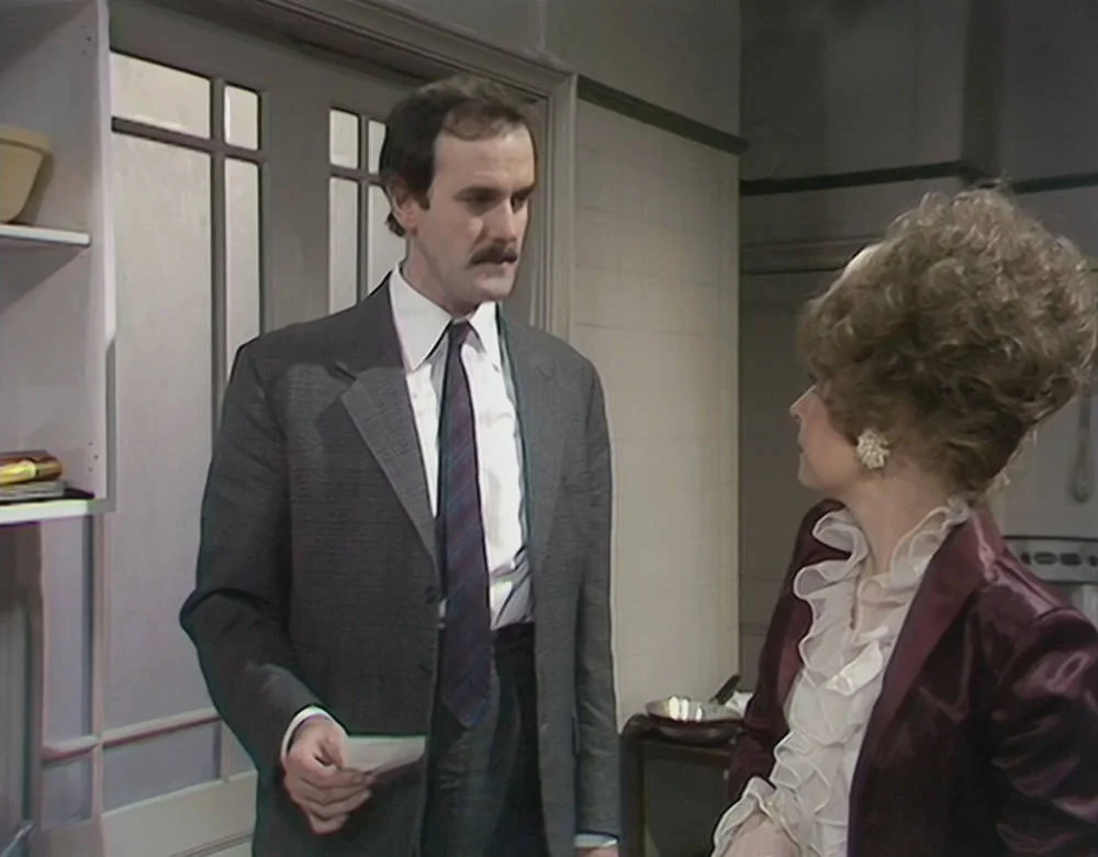 Сцена из фильма Отель «Фолти-Тауэрс» (Башни Фолти) / Fawlty Towers Сцена из фильма Отель «Фолти-Тауэрс» (Башни Фолти) / Fawlty Towers